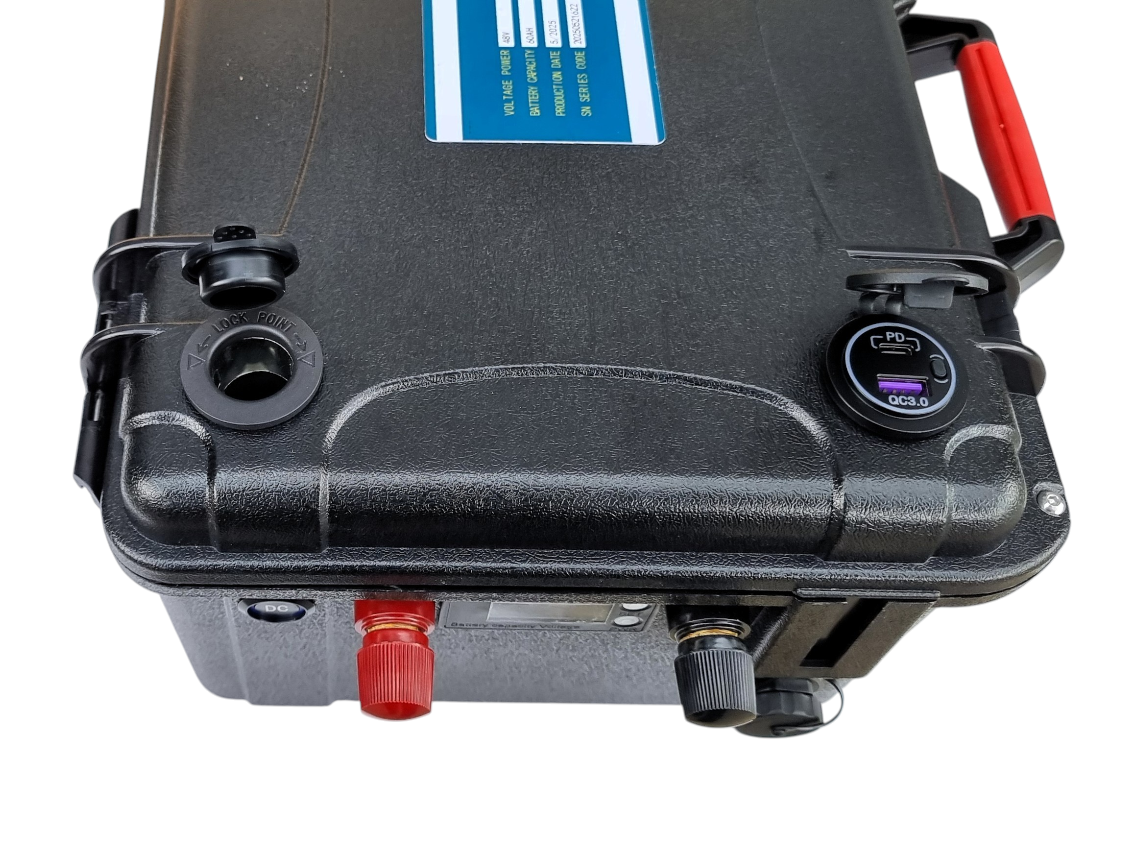 Li-Ion NMC nešiojamas lauko akumuliatorius (60Ah – 48V) su Bluetooth funkcija