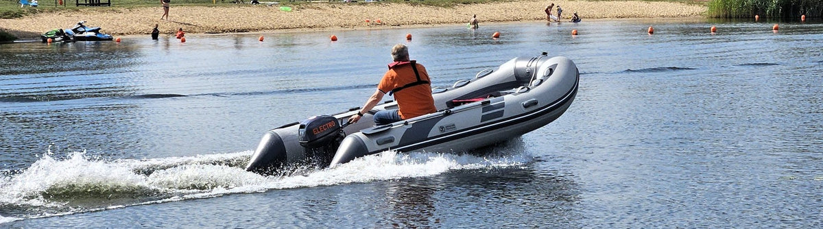 ARGO piepūšamā motorlaiva ar piekaramo motoru ezerā